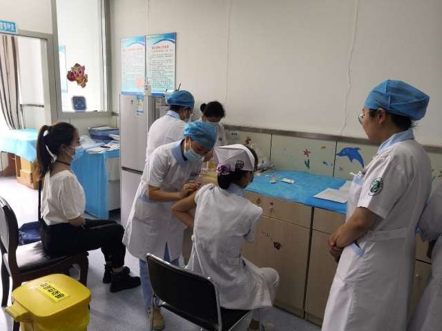 我院为医务人员免费接种流感疫苗