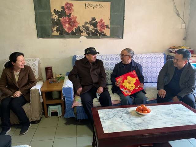 医院领导春节前走访慰问离退休老同志和支援机场抗疫人员
