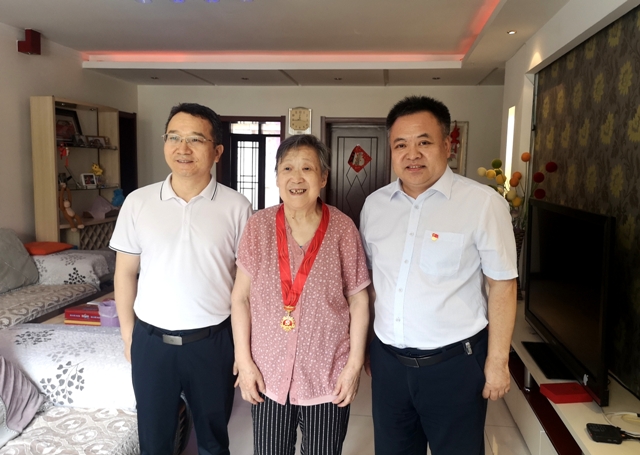 陕西省第四人民医院走访看望老党员并颁发“光荣在党50年”纪念奖章