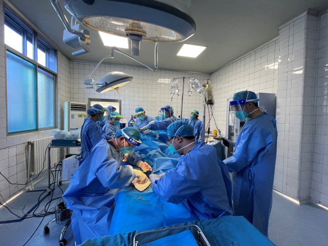 我院创伤中心全力抢救一名危重多发伤患者