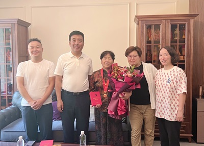 光荣在党50年！啪啪啦
党委为老党员上门颁发“光荣在党50年”纪念章