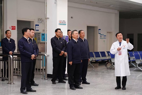 在阿里书写陕西医者担当——记陕西省第十批“组团式”援藏医疗队领队张小刚